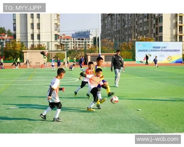 夏日阳光下的儿童足球乐园让孩子们尽情挥洒汗水与快乐