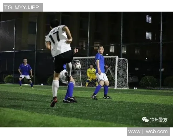 公安踢足球展现团队精神与执法风采助力社区和谐发展