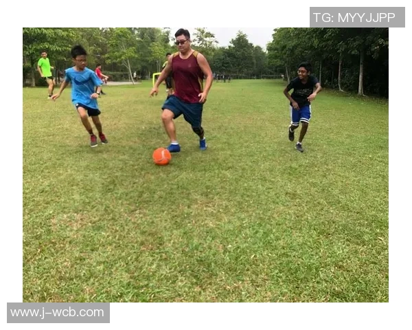 央视足球主持人背后的故事与精彩瞬间揭秘