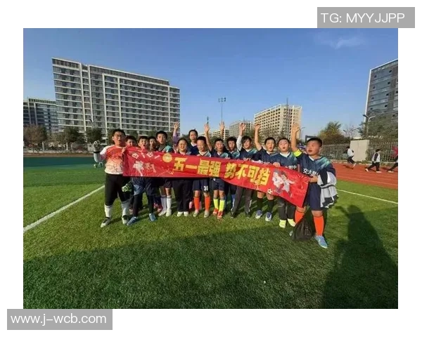 在绿茵场上挥洒汗水与激情的足球梦与友谊的碰撞