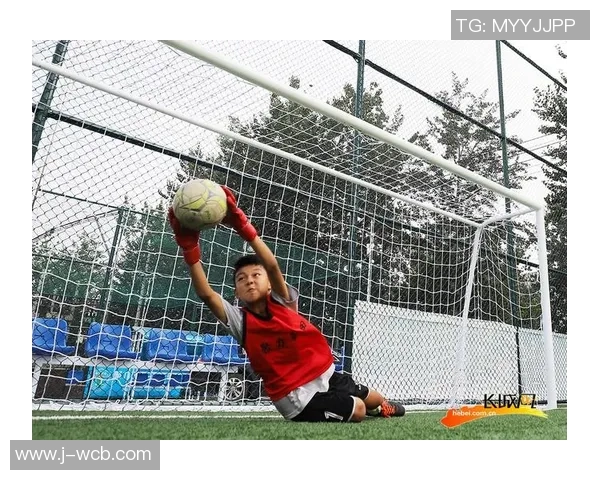 街头足球热潮涌动少年们的梦想在绿茵场上飞扬