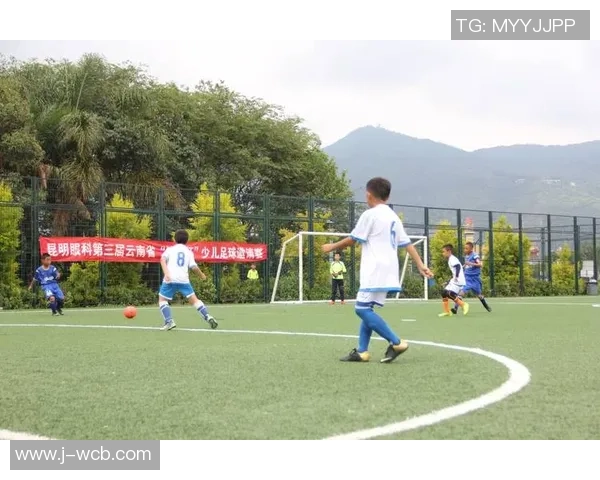 足球冠军传授技艺与智慧助力青少年成长之路