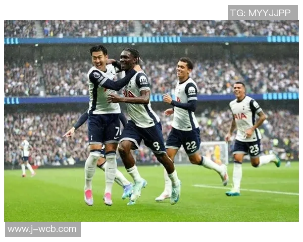 足球与皮夹的完美结合让你在球场与生活中都能时尚出行 足球与皮夹的完美结合让你在球场与生活中都能时尚出行